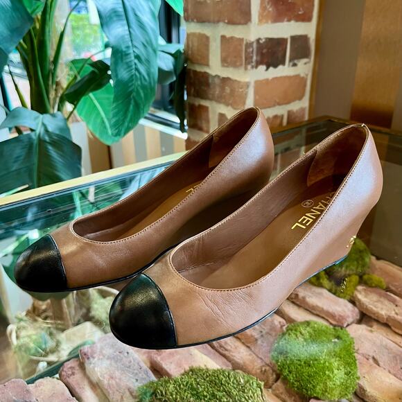CHANEL Brown Black Cap Toe Leather Wedges SZ 37.5 - Picture 1 of 6